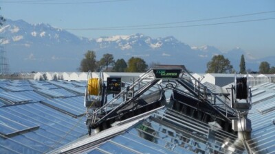Rooftop cleaner on the greenhouse 560x370